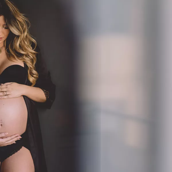 Foto per donne in dolce attesa a Torino - Servizio fotografico maternity a Torino - servizio boudoir maternity Cindy